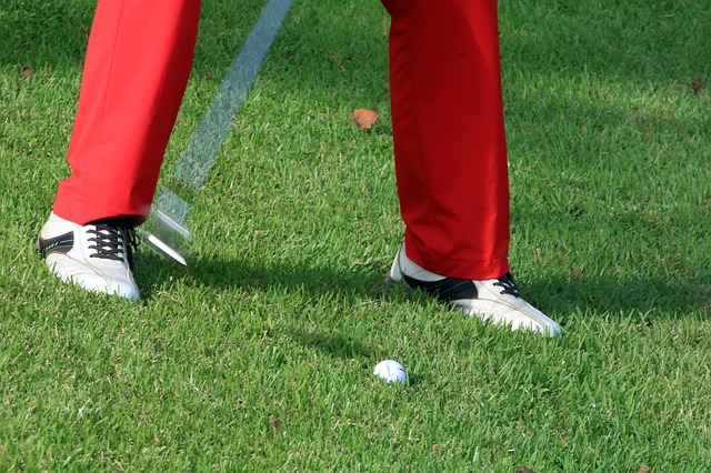 ゴルフスイングで右膝が流れるときは腰を回せば直るのか？