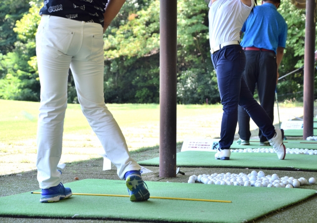 ゴルフスイング中、右足は動かさないほうが良いのは本当？