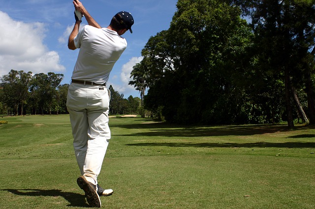 ゴルフのアドレスで右足を後ろに引くと悩みが解消できる？