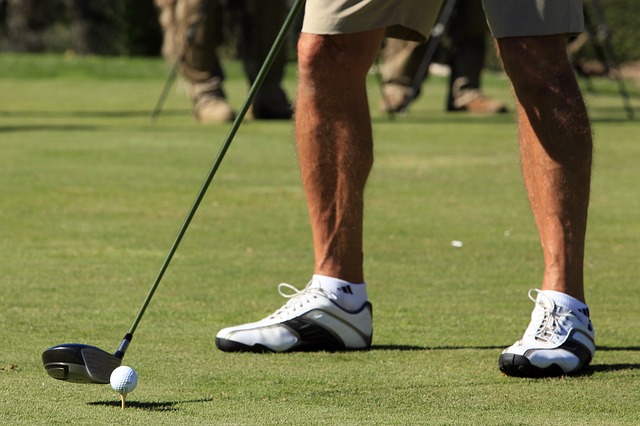 ゴルフクラブを構えたところに再現するための膝の活用法