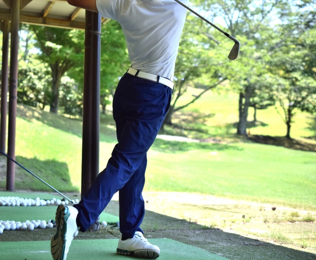ゴルフクラブを引いて右足上にある重心をどう捌くかが重要！