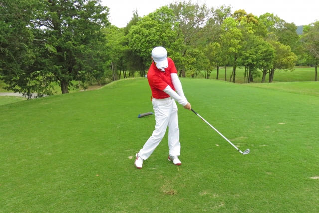 ゴルフの技！アイアンショットは意識的に入射角を変える！
