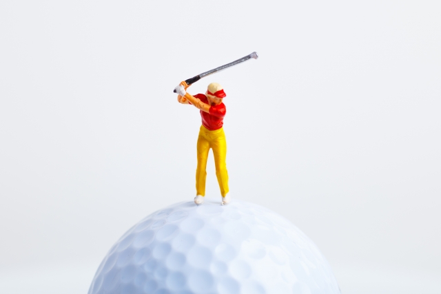 ゴルフ理論ではトップの位置まで右肩を引くのが正しい？
